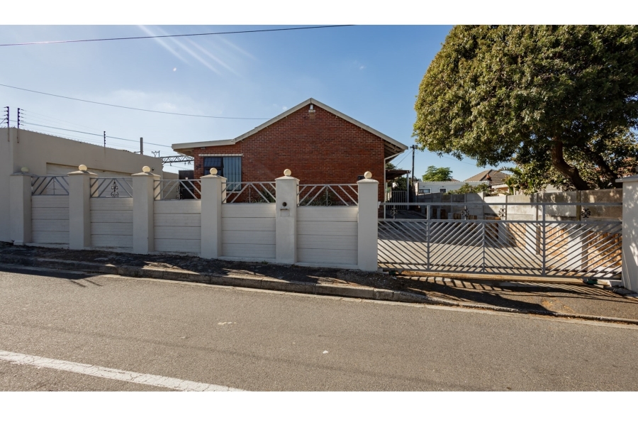 5 Bedroom Property for Sale in Avondale Western Cape